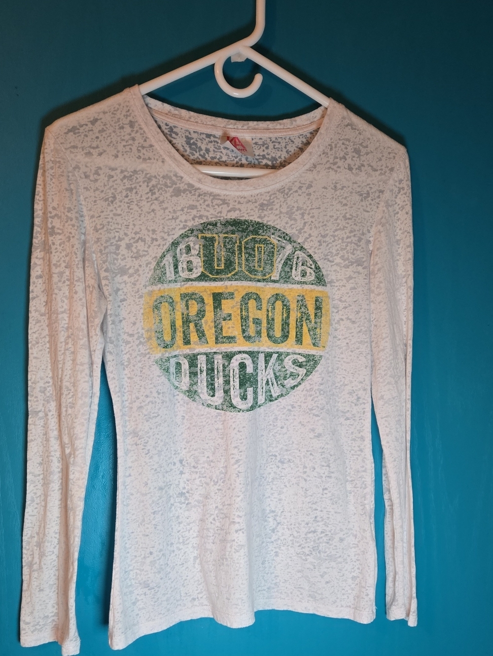 Knights Apparel White Long Sleeve Oregon Ducks Graphic Tee
